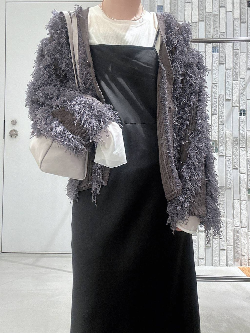 ブラウン系のサンダル、グレー系のボストンバッグ、ホワイト系のTシャツ/カットソーを着用したレディースの冬コーディネートの5枚目の写真