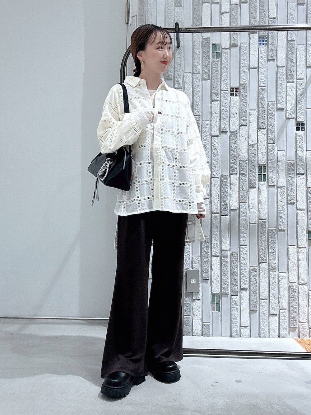 ホワイト系のTシャツ/カットソー、ブラック系のボストンバッグ、ブラック系のその他シューズを着用したレディースの春コーディネートの2枚目の写真