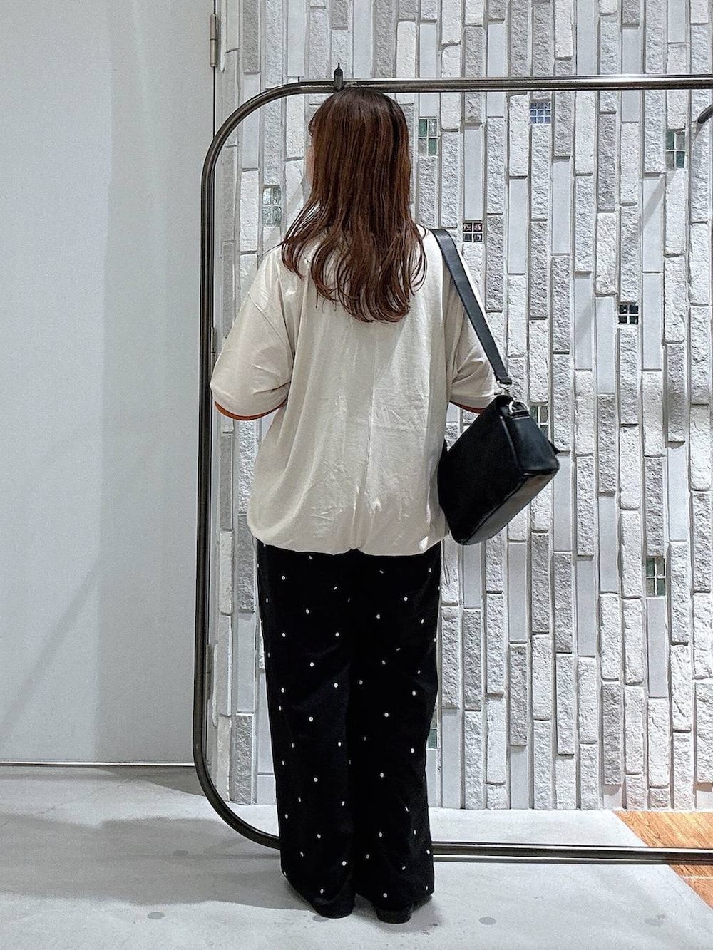 ベージュ系のTシャツ/カットソー、ブラック系のショルダーバッグ、ブラック系のその他パンツを着用したレディースの夏コーディネートの4枚目の写真