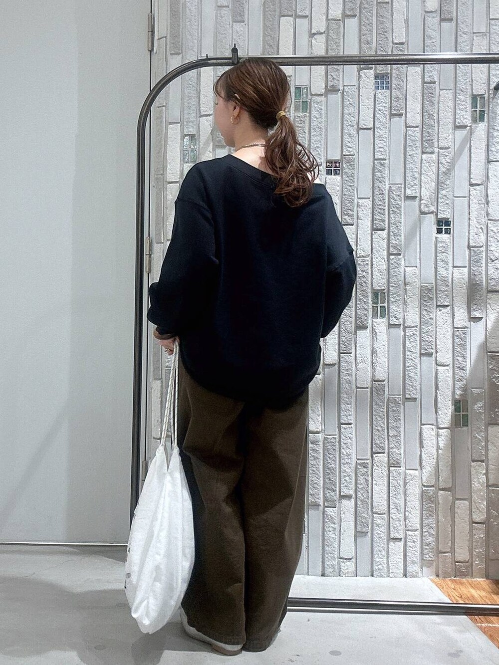 グリーン系のその他パンツ、ホワイト系のトートバッグ、シルバー系のパンプスを着用したレディースの冬コーディネートの4枚目の写真