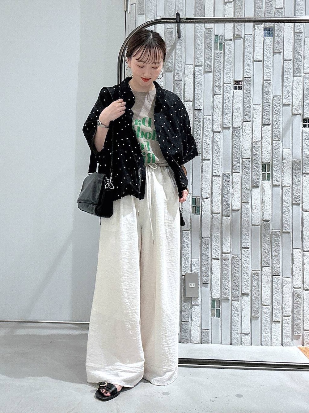 ブラック系のシャツ/ブラウス、ブラウン系のTシャツ/カットソー、ブラック系のショルダーバッグを着用したレディースの夏コーディネートの2枚目の写真