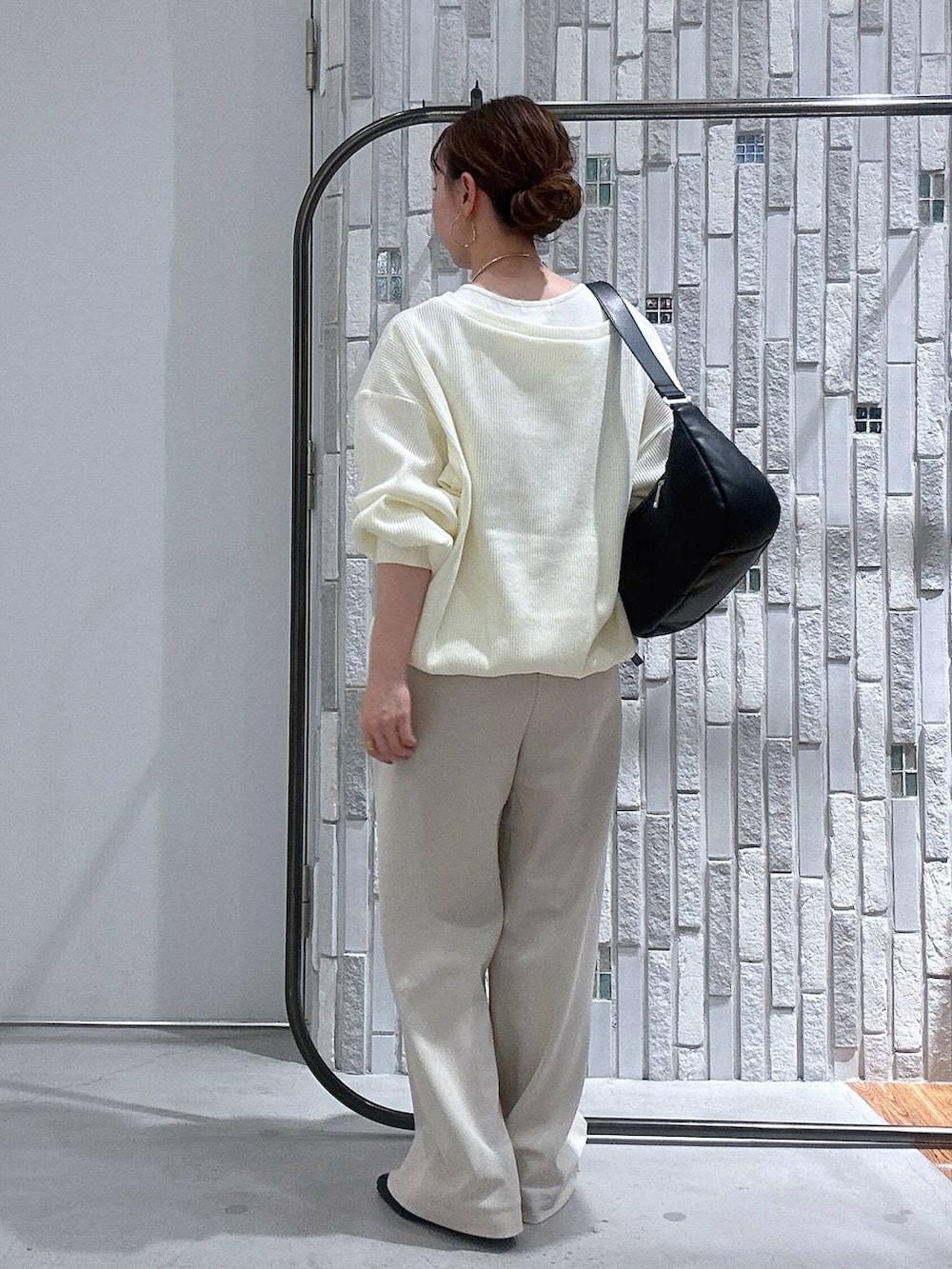 ブラック系のショルダーバッグ、ホワイト系のその他パンツ、ホワイト系のTシャツ/カットソーを着用したレディースの冬コーディネートの4枚目の写真