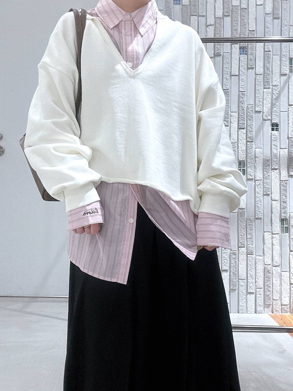 ブラック系のサンダル、ブラウン系のボストンバッグ、ピンク系のシャツ/ブラウスを着用したレディースの冬コーディネートの6枚目の写真