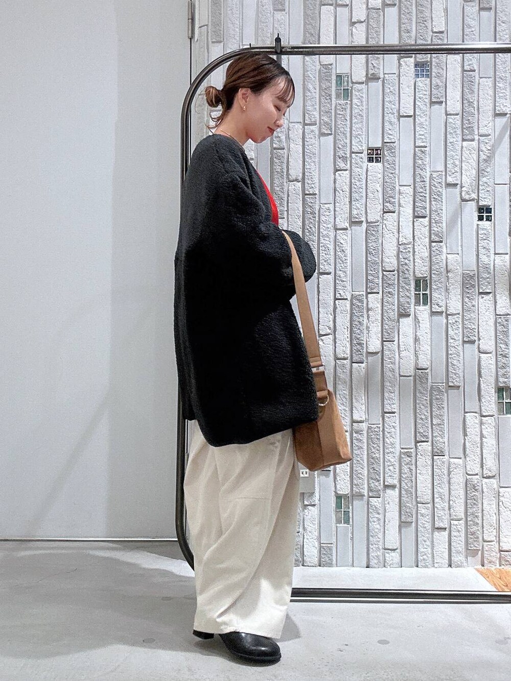 ホワイト系のその他パンツ、ブラウン系のショルダーバッグ、グレー系のその他アウターを着用したレディースの冬コーディネートの3枚目の写真