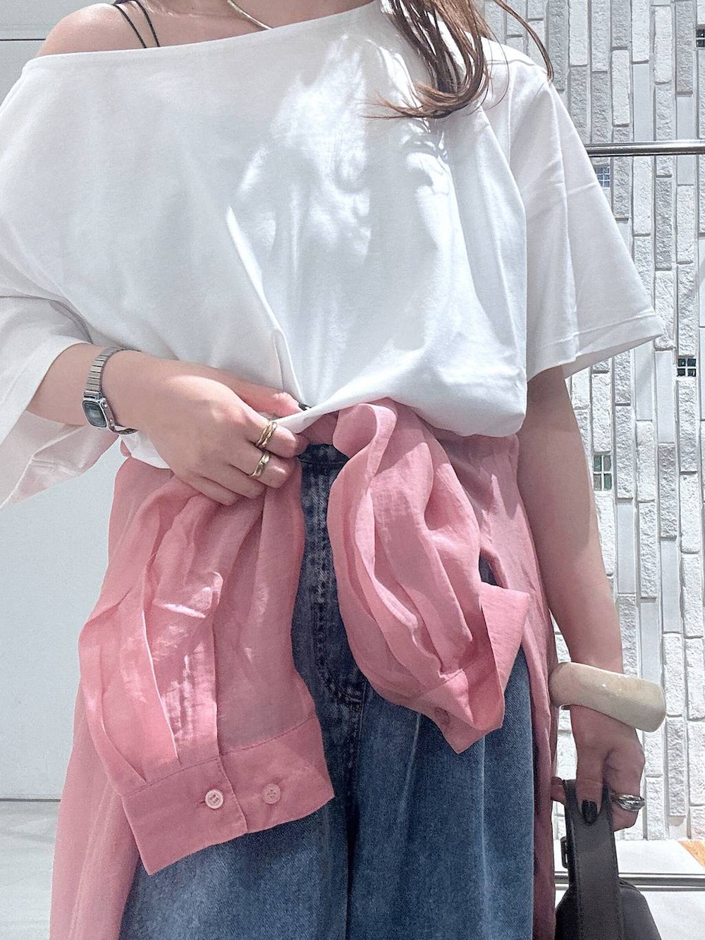 ピンク系のシャツ/ブラウス、ホワイト系のTシャツ/カットソー、ブルー系のデニムパンツを着用したレディースの夏コーディネートの4枚目の写真
