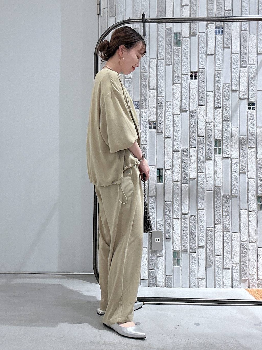 ベージュ系のその他パンツ、ベージュ系のシャツ/ブラウス、シルバー系のショルダーバッグを着用したレディースの春コーディネートの3枚目の写真