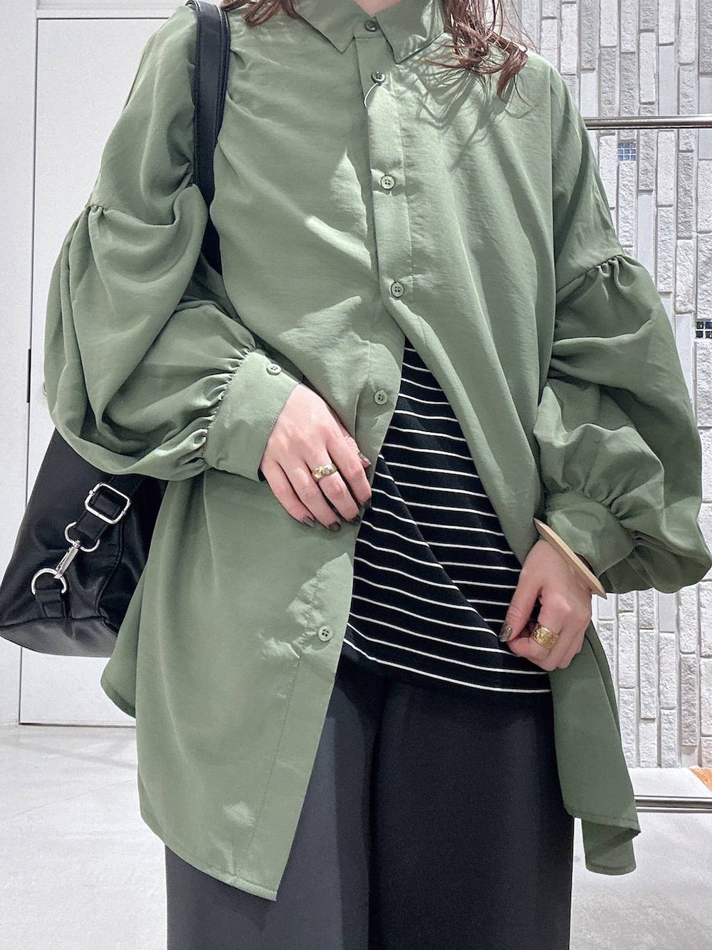 ブラック系のショルダーバッグ、グリーン系のシャツ/ブラウス、ブラック系のTシャツ/カットソーを着用したレディースの春コーディネートの5枚目の写真