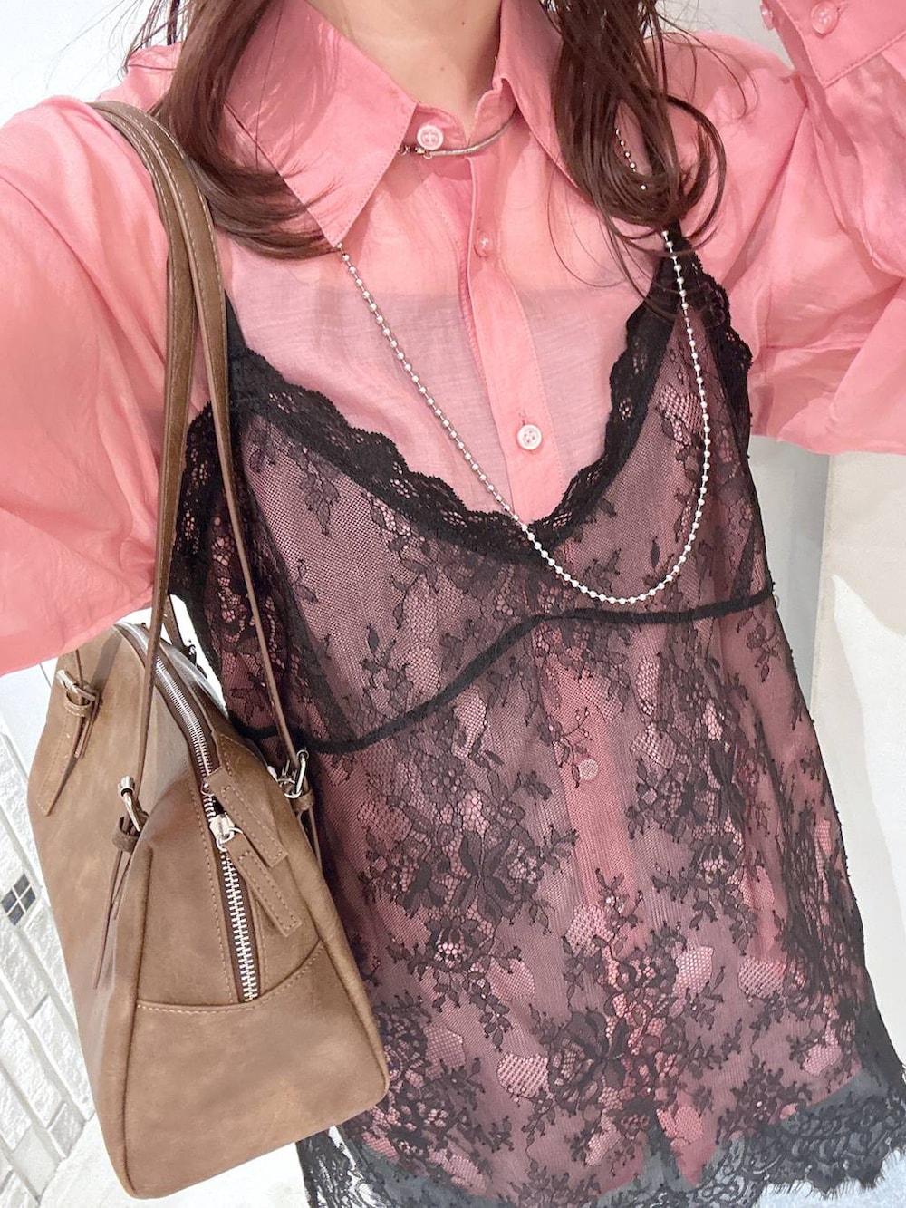 ピンク系のシャツ/ブラウス、ブラウン系のボストンバッグ、ブラック系のその他シューズを着用したレディースの春コーディネートの5枚目の写真