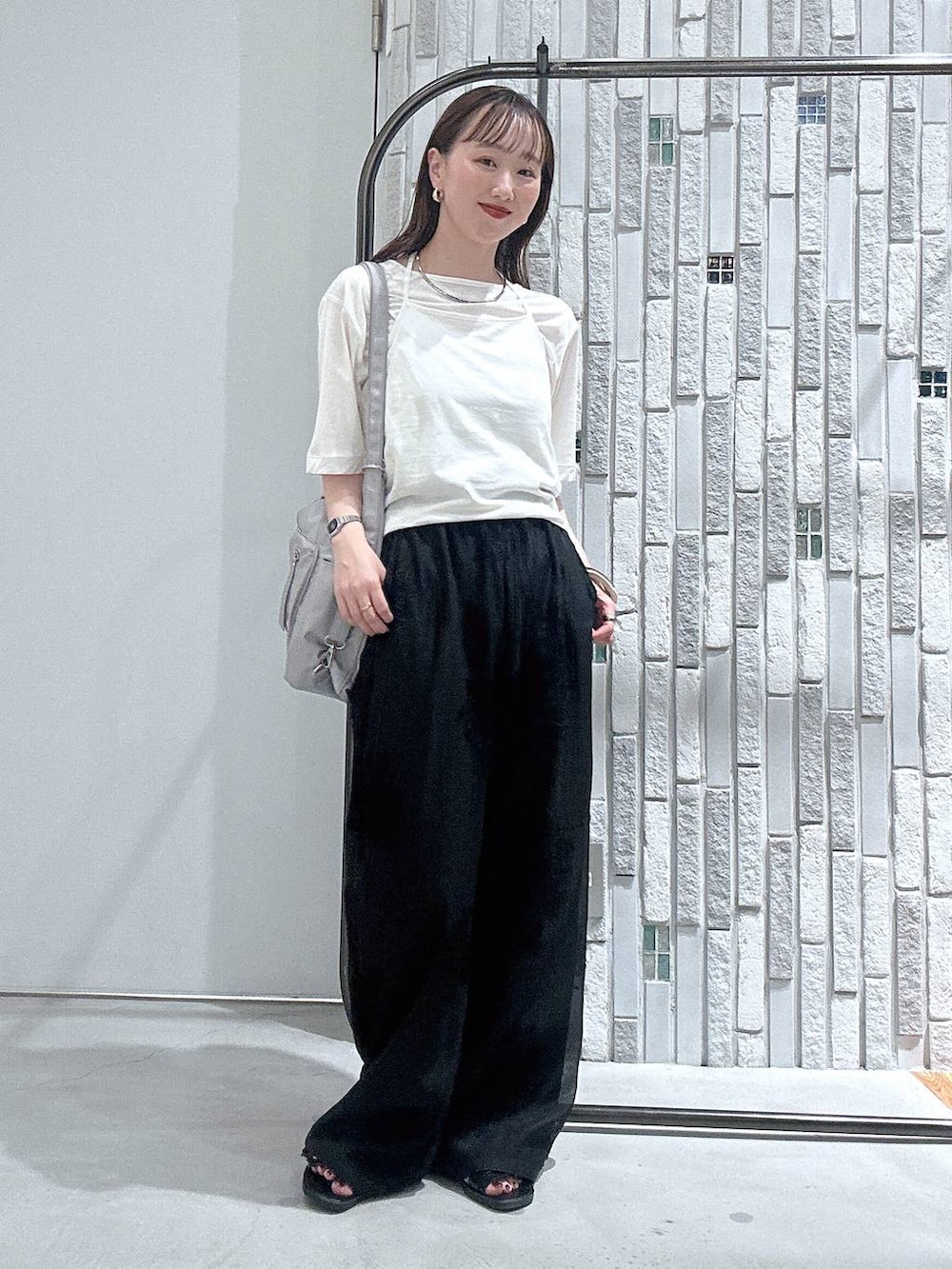 グレー系のショルダーバッグ、ブラック系のサンダル、ブラック系のその他パンツを着用したレディースの夏コーディネートの2枚目の写真