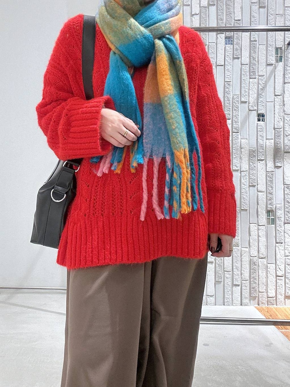 ホワイト系のTシャツ/カットソー、ブラウン系のその他パンツ、ブラック系のショルダーバッグを着用したレディースの冬コーディネートの2枚目の写真