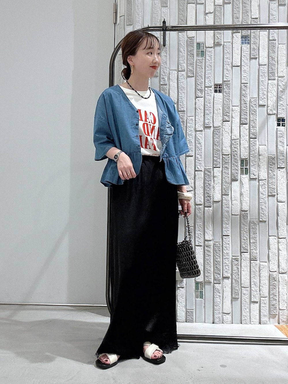 その他のショルダーバッグ、ホワイト系のTシャツ/カットソー、ホワイト系のサンダルを着用したレディースの夏コーディネートの2枚目の写真