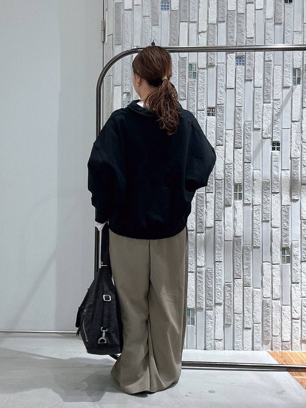 ホワイト系のTシャツ/カットソー、グレー系のショルダーバッグ、グリーン系のその他パンツを着用したレディースの冬コーディネートの5枚目の写真