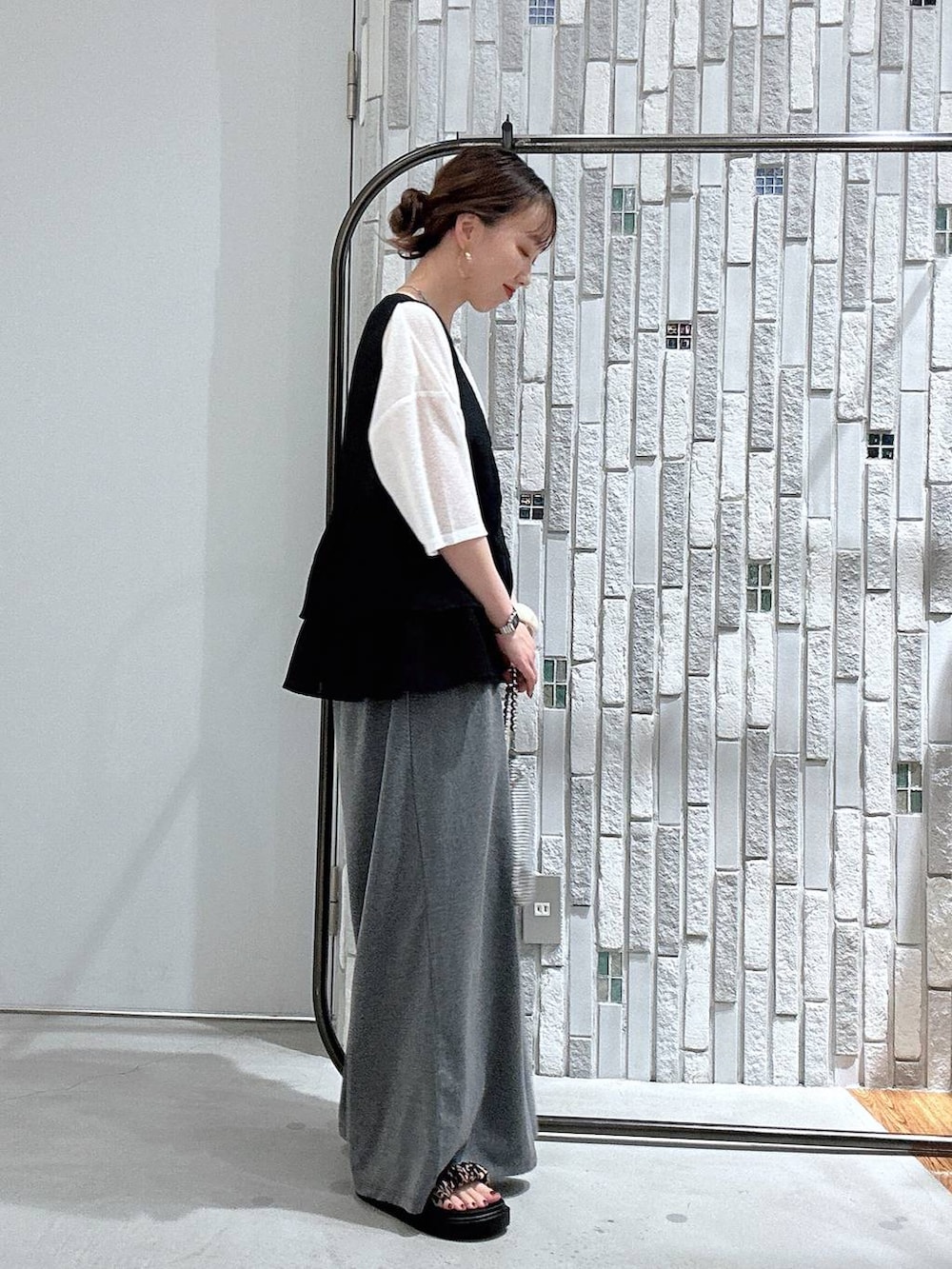 グレー系のその他パンツ、その他のサンダル、シルバー系のショルダーバッグを着用したレディースの春コーディネートの3枚目の写真