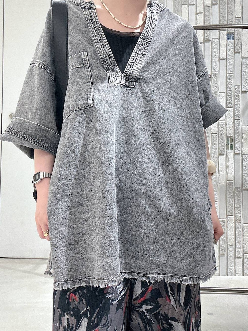 グレー系のその他パンツ、ブラック系のショルダーバッグ、ブラック系のサンダルを着用したレディースの春コーディネートの6枚目の写真