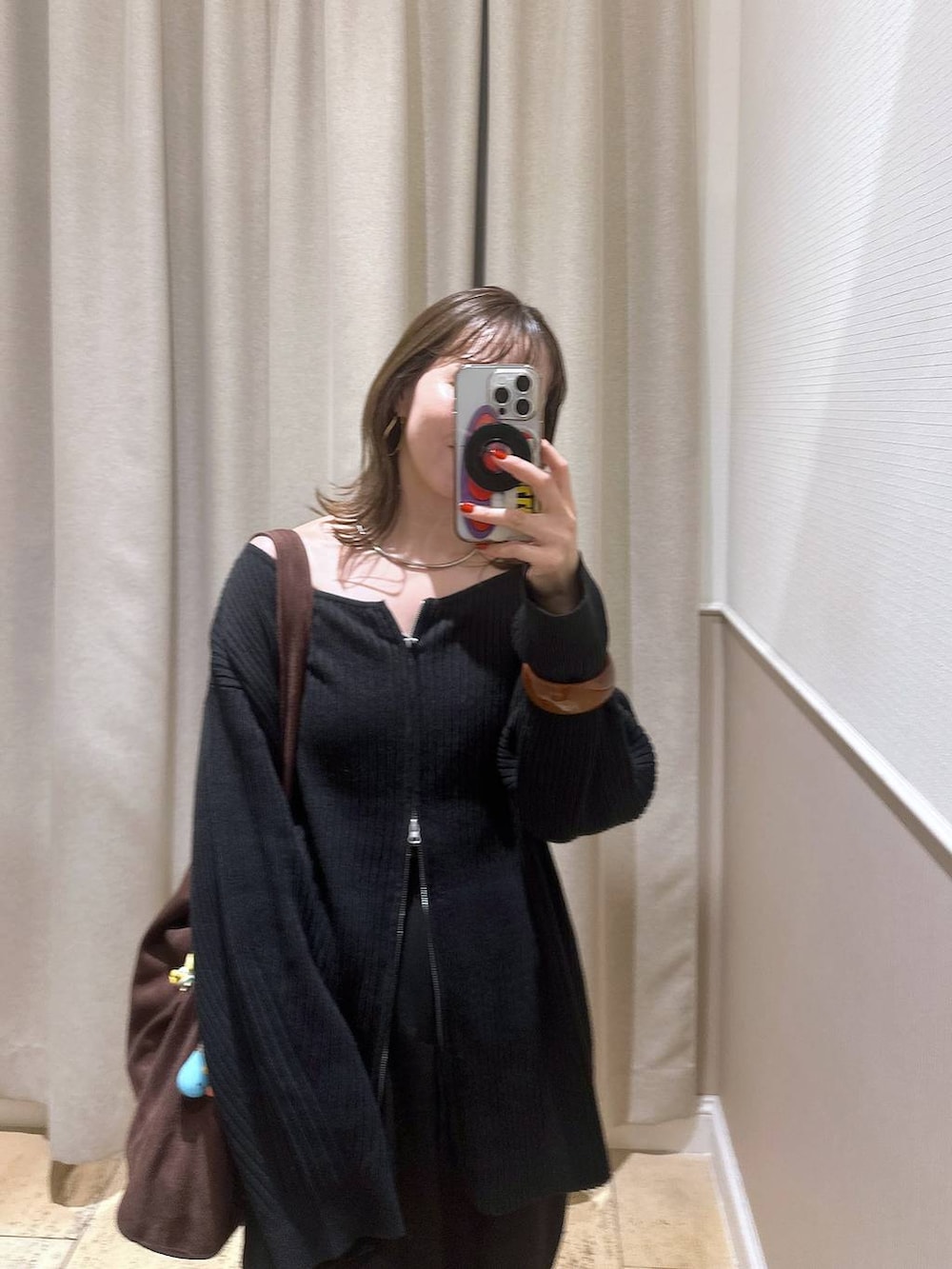 ブラック系のカーディガン/ボレロを着用したレディースの秋コーディネートの2枚目の写真