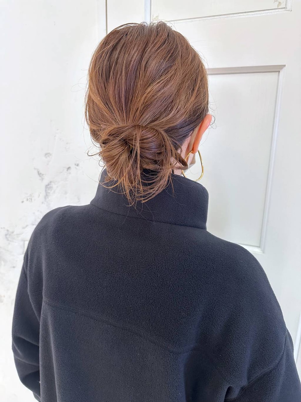 ブラック系のブルゾンを着用したレディースの冬コーディネートの3枚目の写真