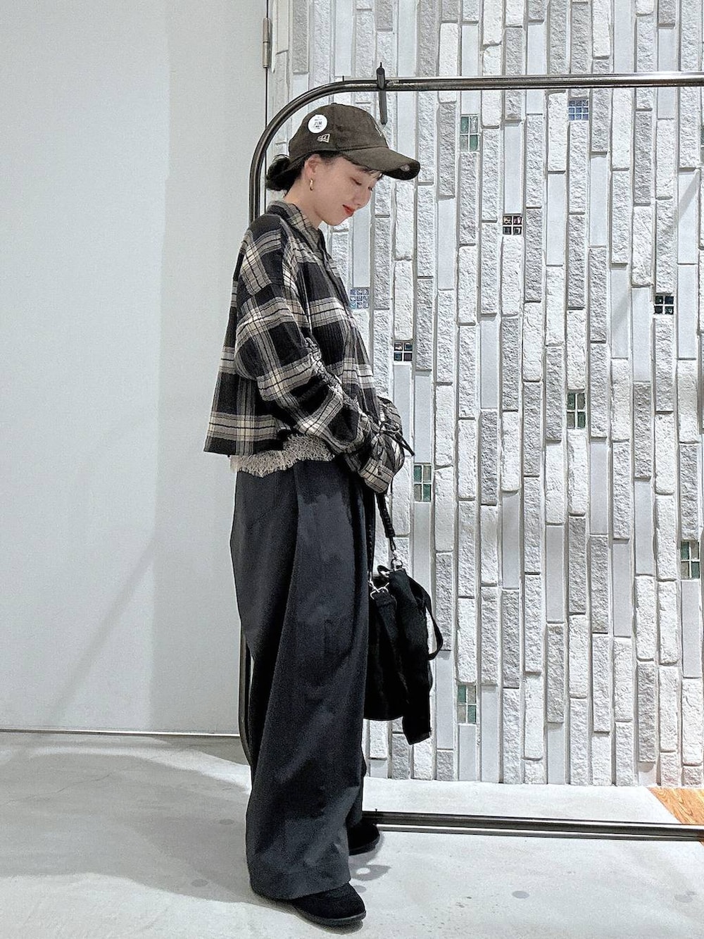 ブラック系のパンプス、ブラウン系のシャツ/ブラウス、ブラウン系のキャミソールを着用したレディースの秋コーディネートの3枚目の写真
