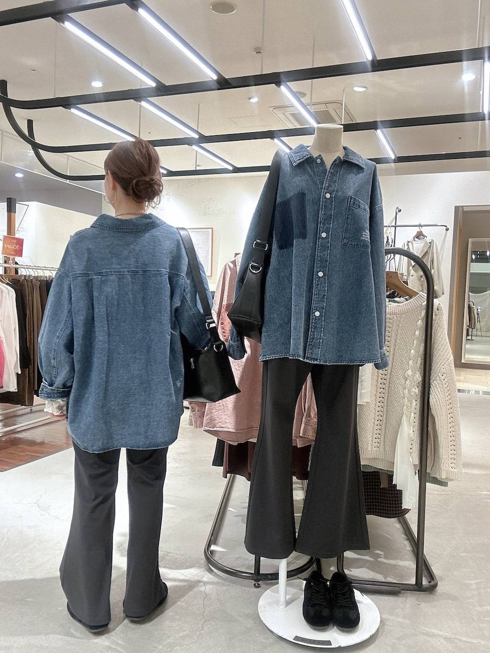 ブラック系のショルダーバッグ、ブルー系のシャツ/ブラウス、グレー系のその他パンツを着用したレディースの冬コーディネートの3枚目の写真