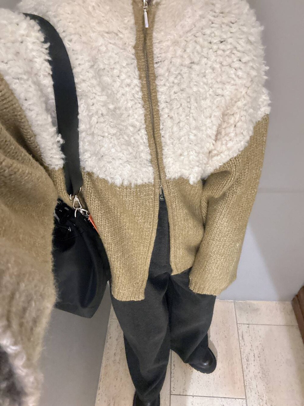 ブラック系のショルダーバッグ、グレー系のその他パンツ、ブラウン系のブーツを着用したレディースの冬コーディネートの6枚目の写真