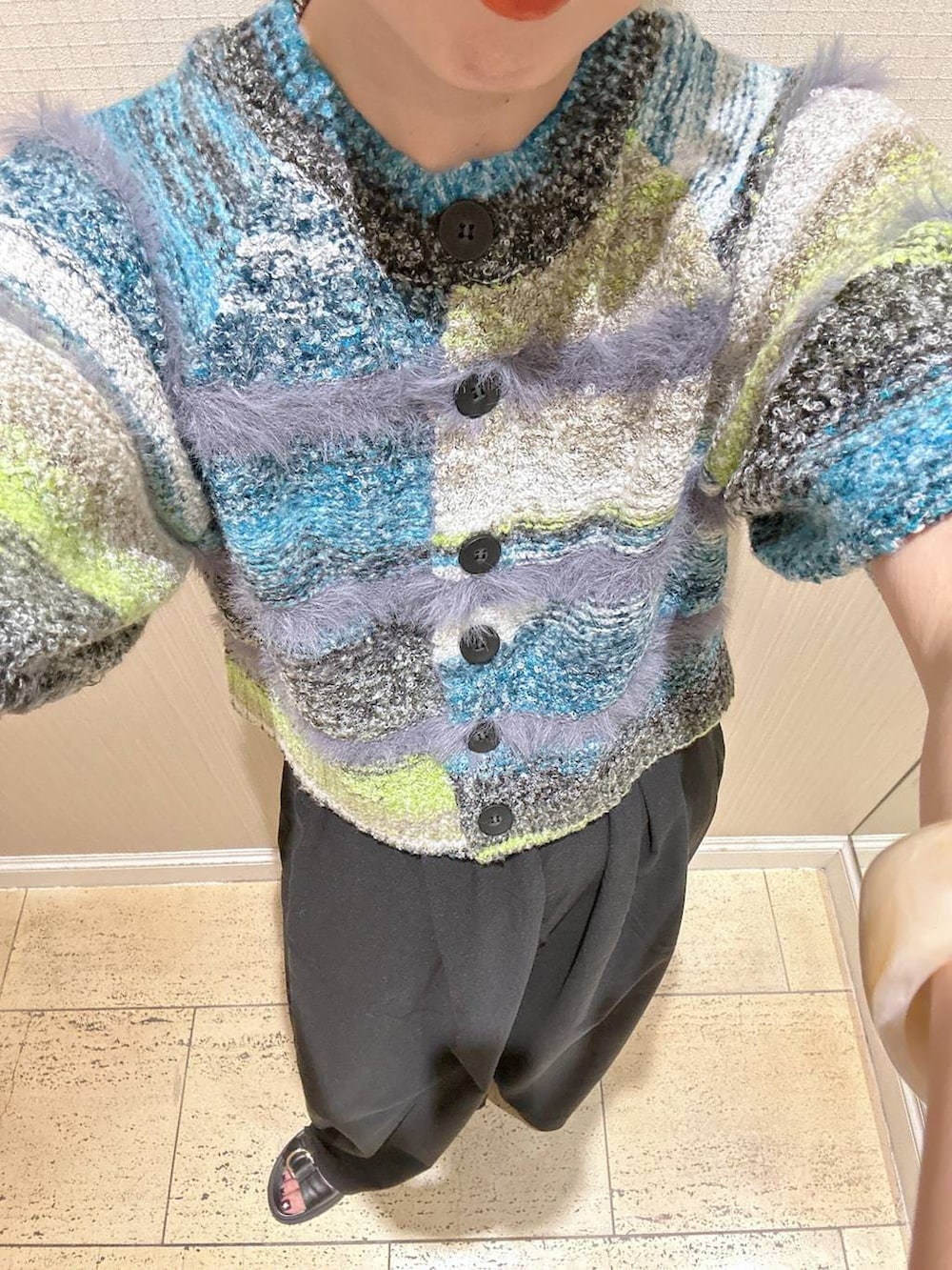 グリーン系のニット/セーターを着用したレディースの夏コーディネートの3枚目の写真