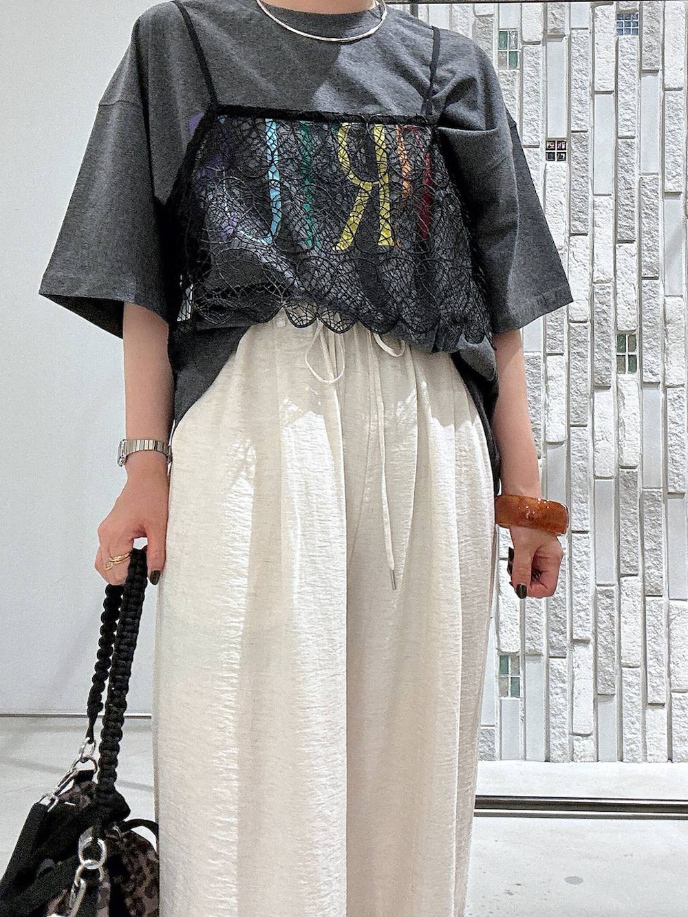 ブラック系のその他トップス、グレー系のTシャツ/カットソー、その他のショルダーバッグを着用したレディースの夏コーディネートの5枚目の写真