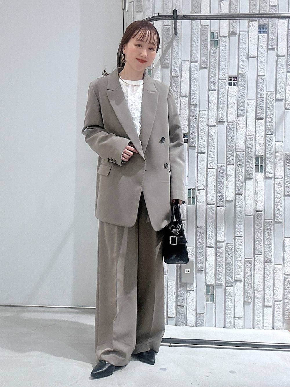 ブラウン系のその他パンツ、ブラウン系のテーラードジャケット、ホワイト系のシャツ/ブラウスを着用したレディースの冬コーディネートの2枚目の写真