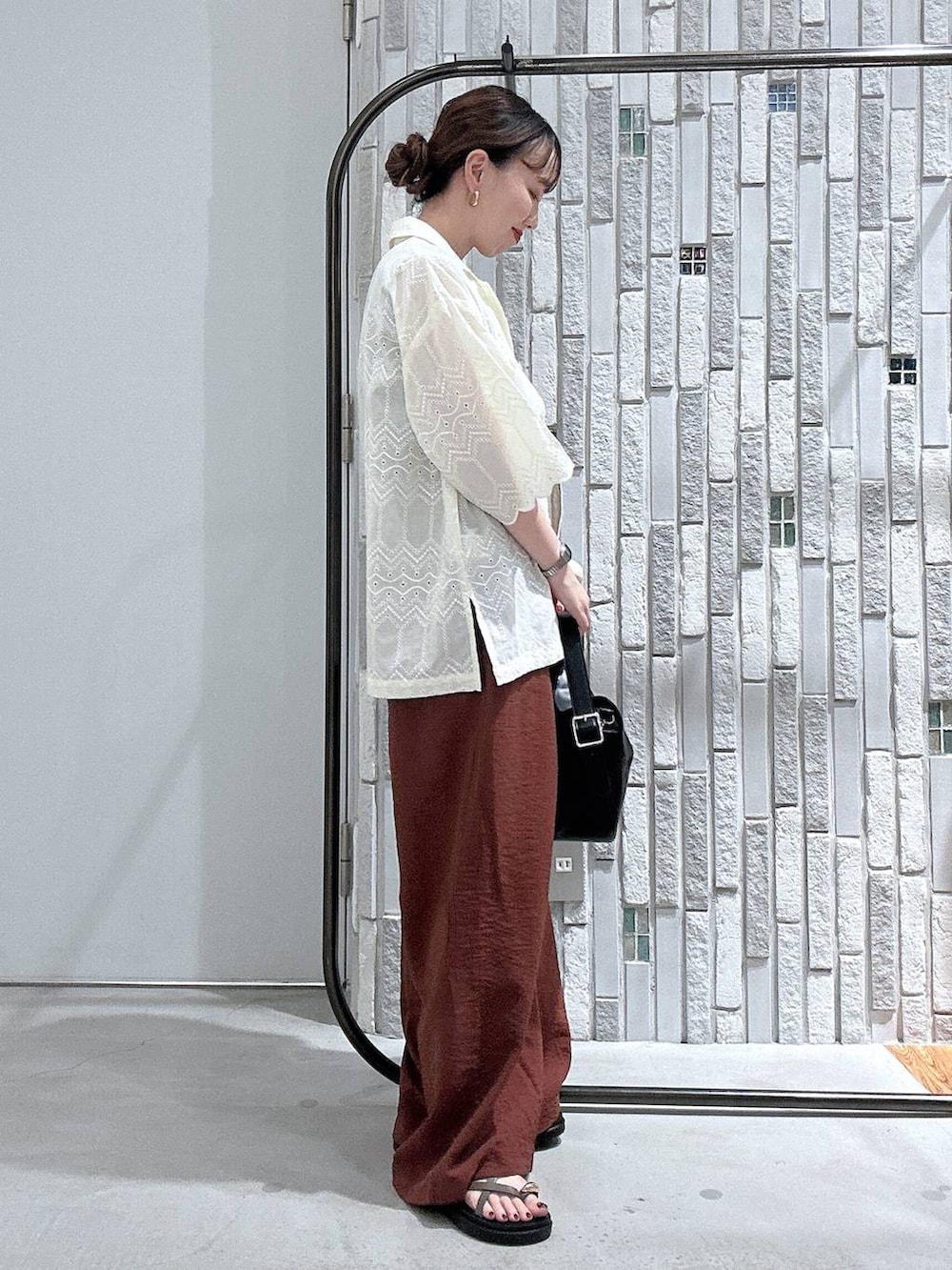 ブラウン系のその他パンツ、ブラウン系のサンダル、ブラック系のタンクトップを着用したレディースの夏コーディネートの3枚目の写真