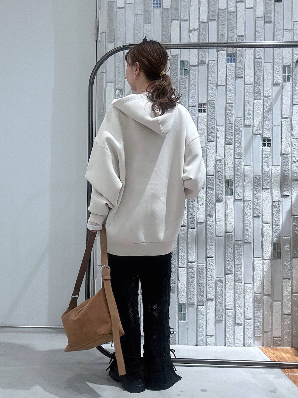 ホワイト系のTシャツ/カットソー、ブラウン系のショルダーバッグ、ブラック系のサンダルを着用したレディースの冬コーディネートの4枚目の写真