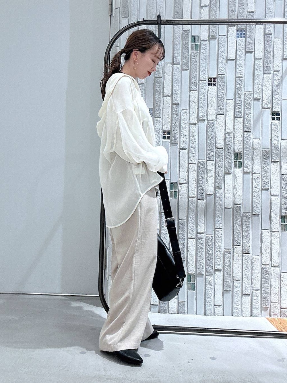 ホワイト系のTシャツ/カットソー、ブラック系のショルダーバッグ、ベージュ系のその他パンツを着用したレディースの春コーディネートの3枚目の写真