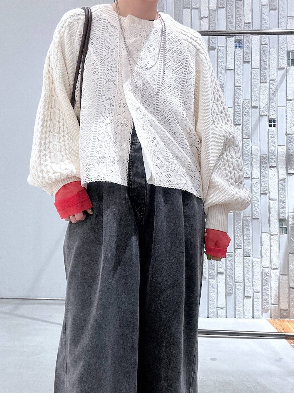 グレー系のTシャツ/カットソー、ブラウン系のサンダル、グレー系のデニムパンツを着用したレディースの冬コーディネートの5枚目の写真