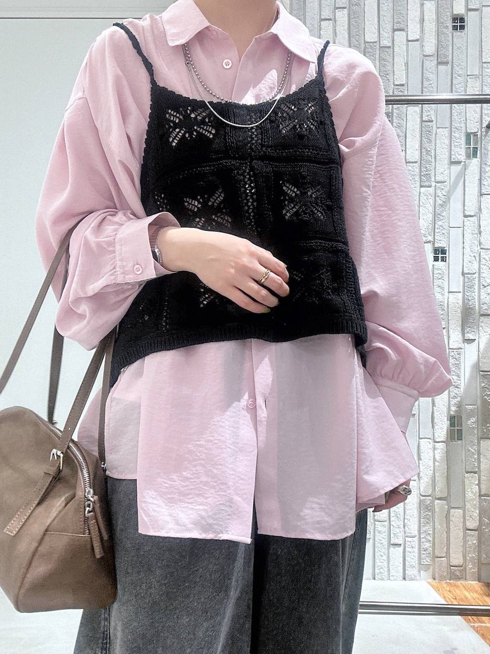 ブラウン系のボストンバッグ、グレー系のデニムパンツ、ピンク系のシャツ/ブラウスを着用したレディースの冬コーディネートの5枚目の写真