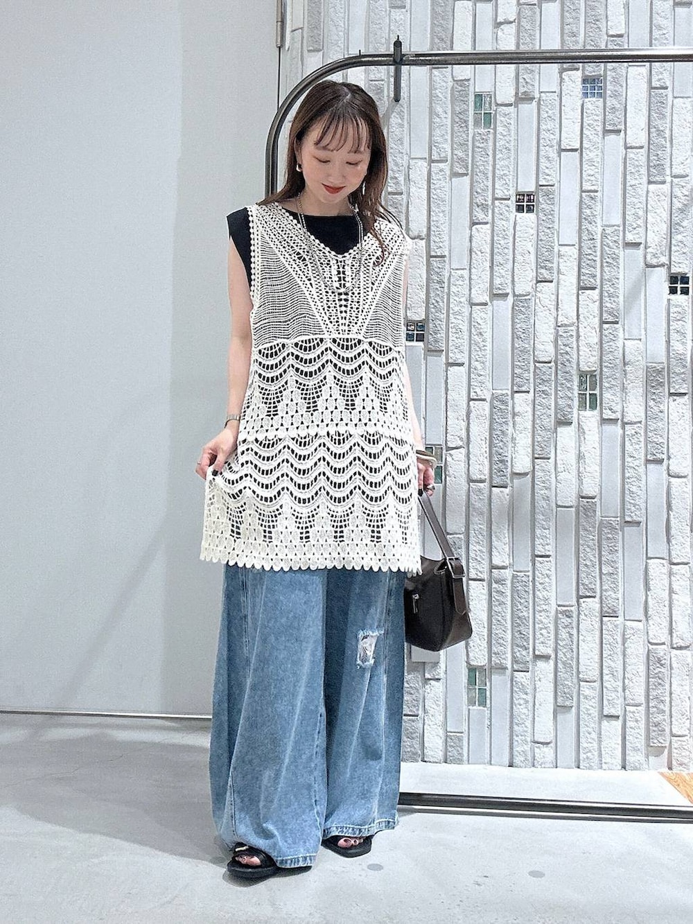 ホワイト系のその他トップス、ブラック系のTシャツ/カットソー、ブラウン系のショルダーバッグを着用したレディースの夏コーディネートの2枚目の写真