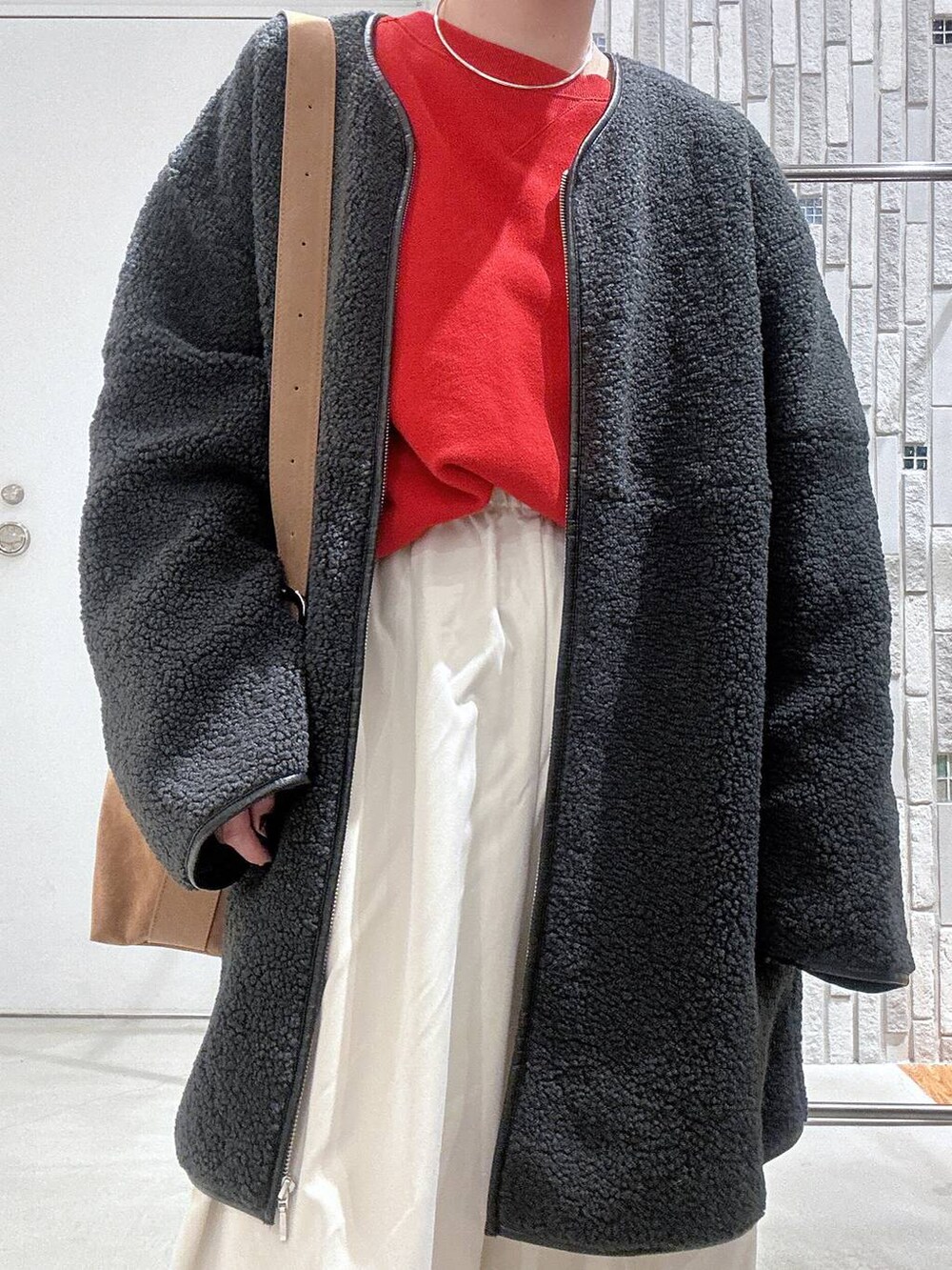 ホワイト系のその他パンツ、ブラウン系のショルダーバッグ、グレー系のその他アウターを着用したレディースの冬コーディネートの5枚目の写真