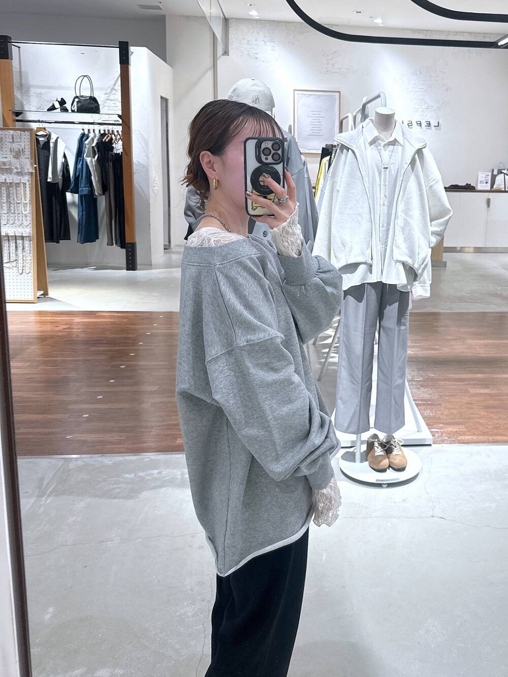 ホワイト系のTシャツ/カットソー、グレー系のTシャツ/カットソーを着用したレディースの春コーディネートの2枚目の写真