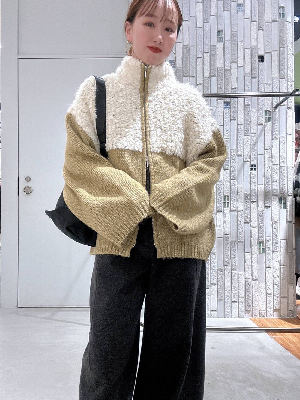 ブラック系のショルダーバッグ、グレー系のその他パンツ、ブラウン系のブーツを着用したレディースの冬コーディネートの5枚目の写真