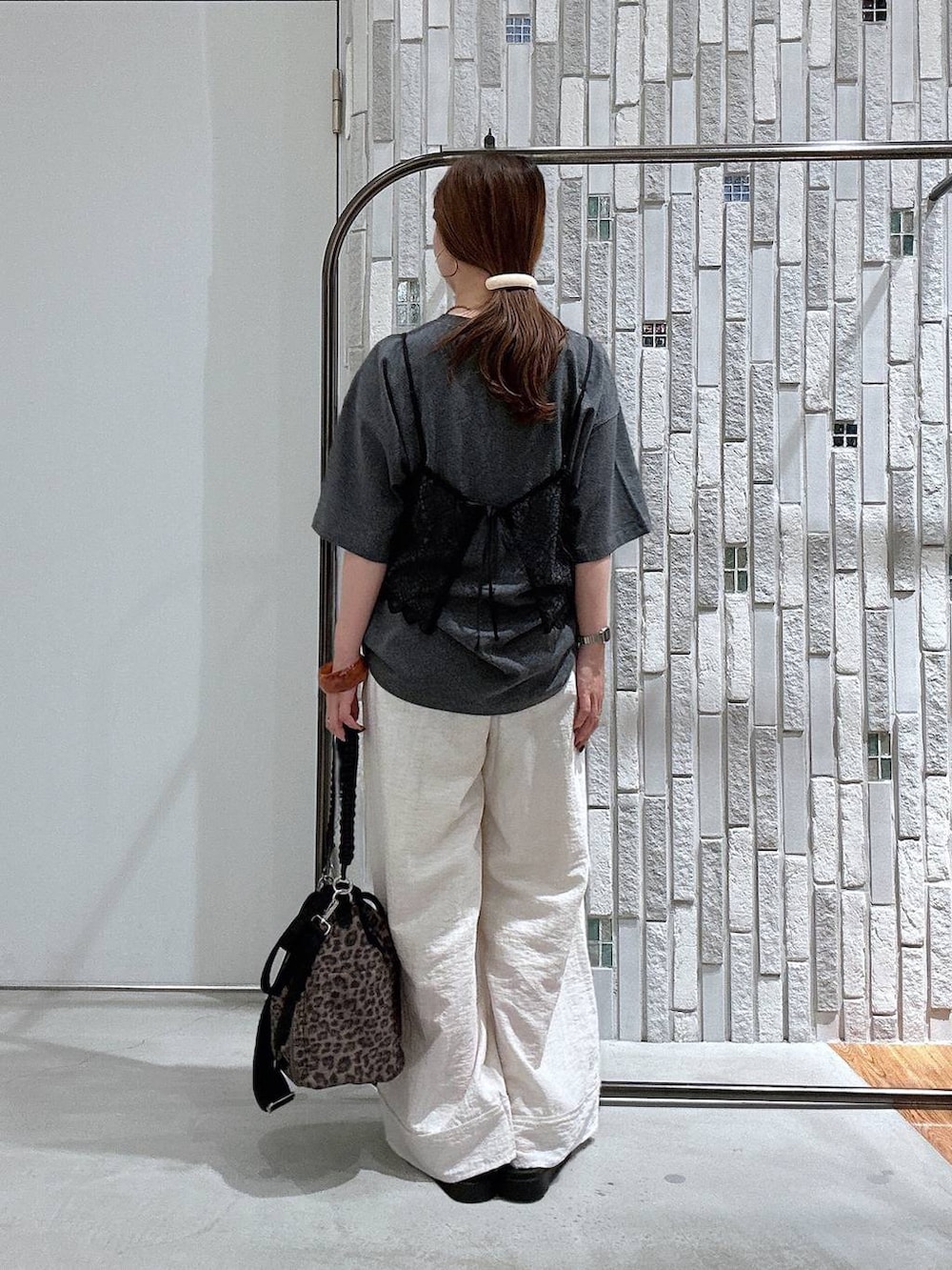 ブラック系のその他トップス、グレー系のTシャツ/カットソー、その他のショルダーバッグを着用したレディースの夏コーディネートの4枚目の写真