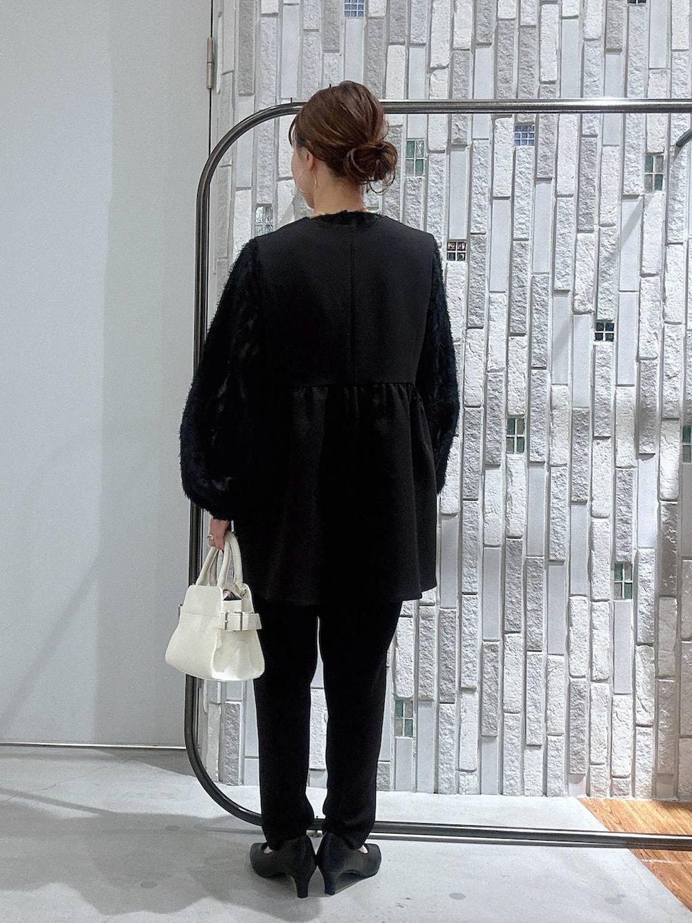 ブラック系のその他パンツ、ブラック系のその他アウター、ブラック系のシャツ/ブラウスを着用したレディースの冬コーディネートの4枚目の写真