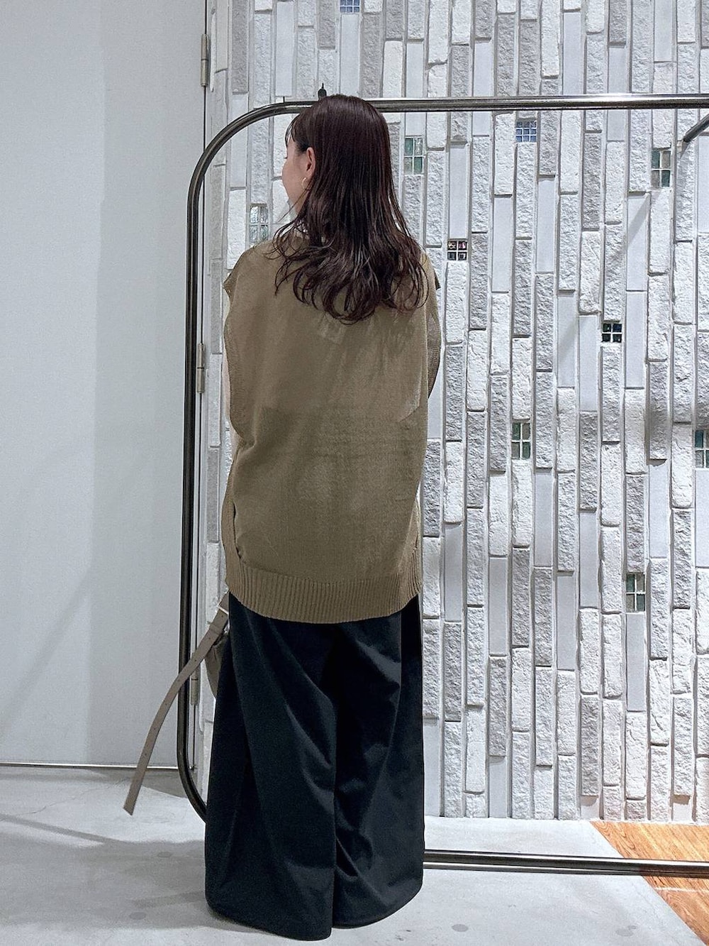 グレー系のその他パンツ、ブラウン系のショルダーバッグ、ホワイト系のTシャツ/カットソーを着用したレディースの春コーディネートの4枚目の写真