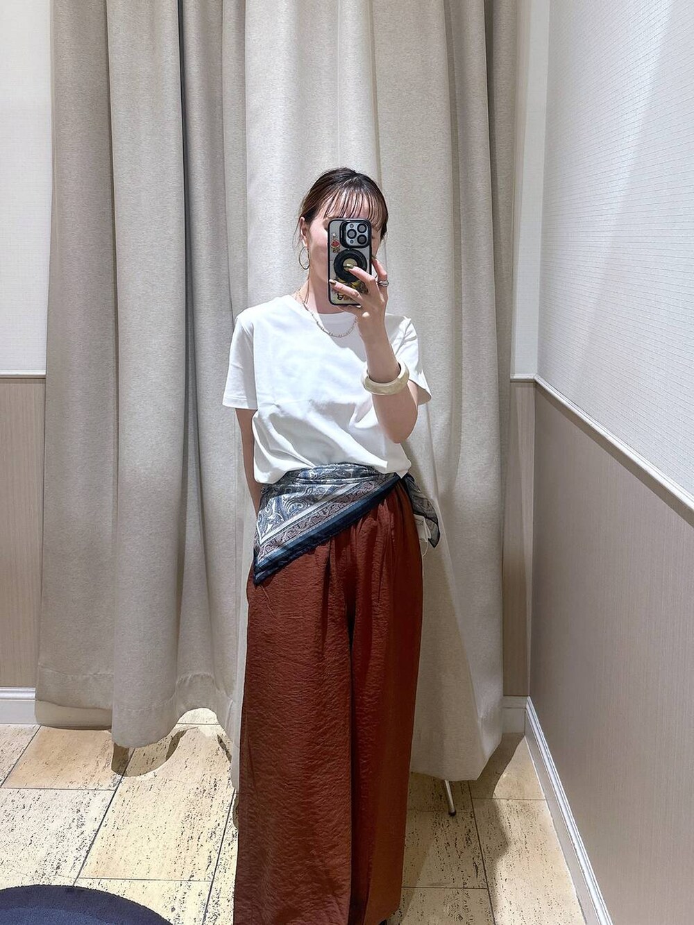 ブラウン系のその他パンツ、ホワイト系のTシャツ/カットソーを着用したレディースの春コーディネートの2枚目の写真