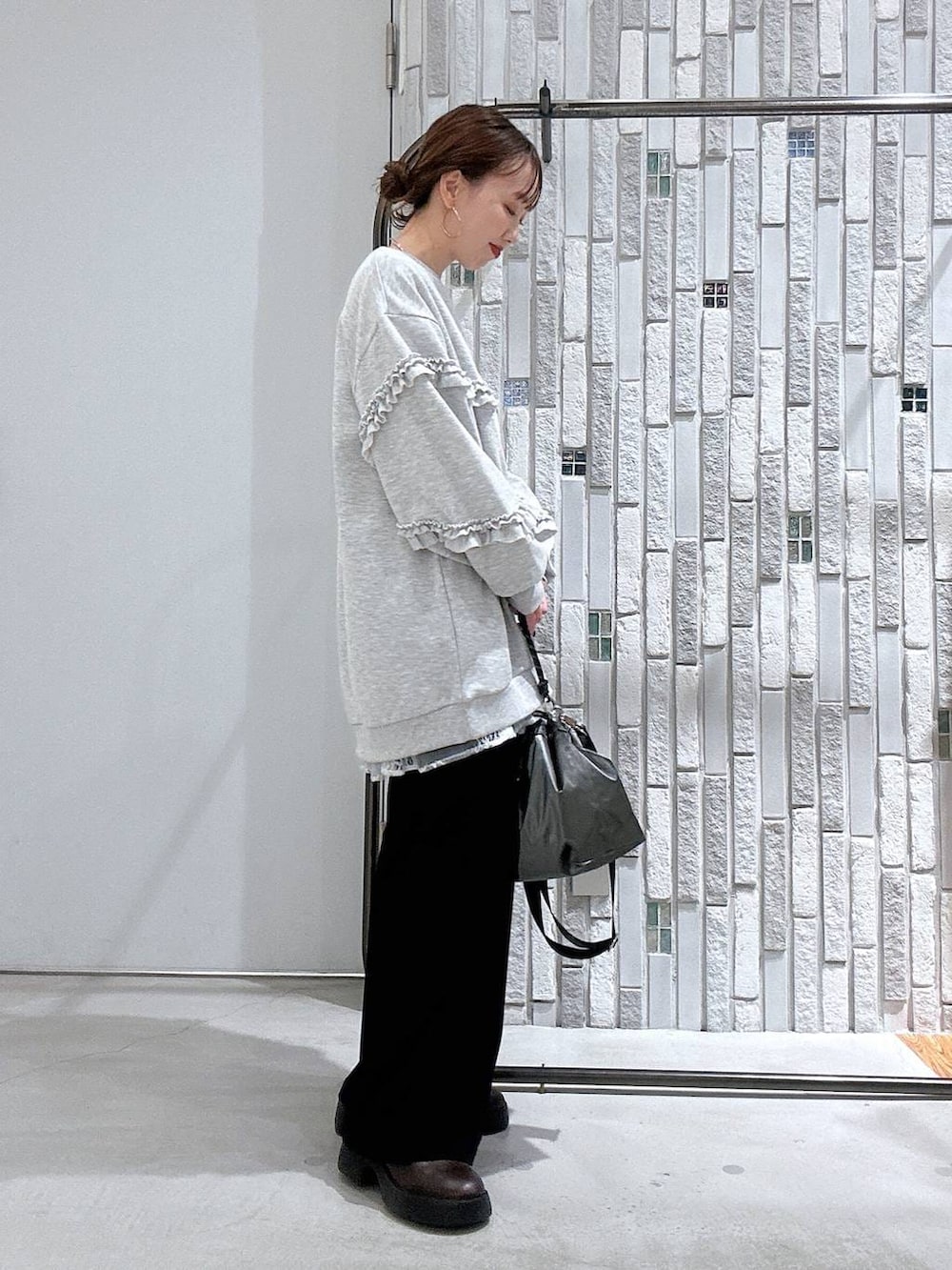 その他のショルダーバッグ、ブラウン系のサンダル、ホワイト系のTシャツ/カットソーを着用したレディースの冬コーディネートの4枚目の写真