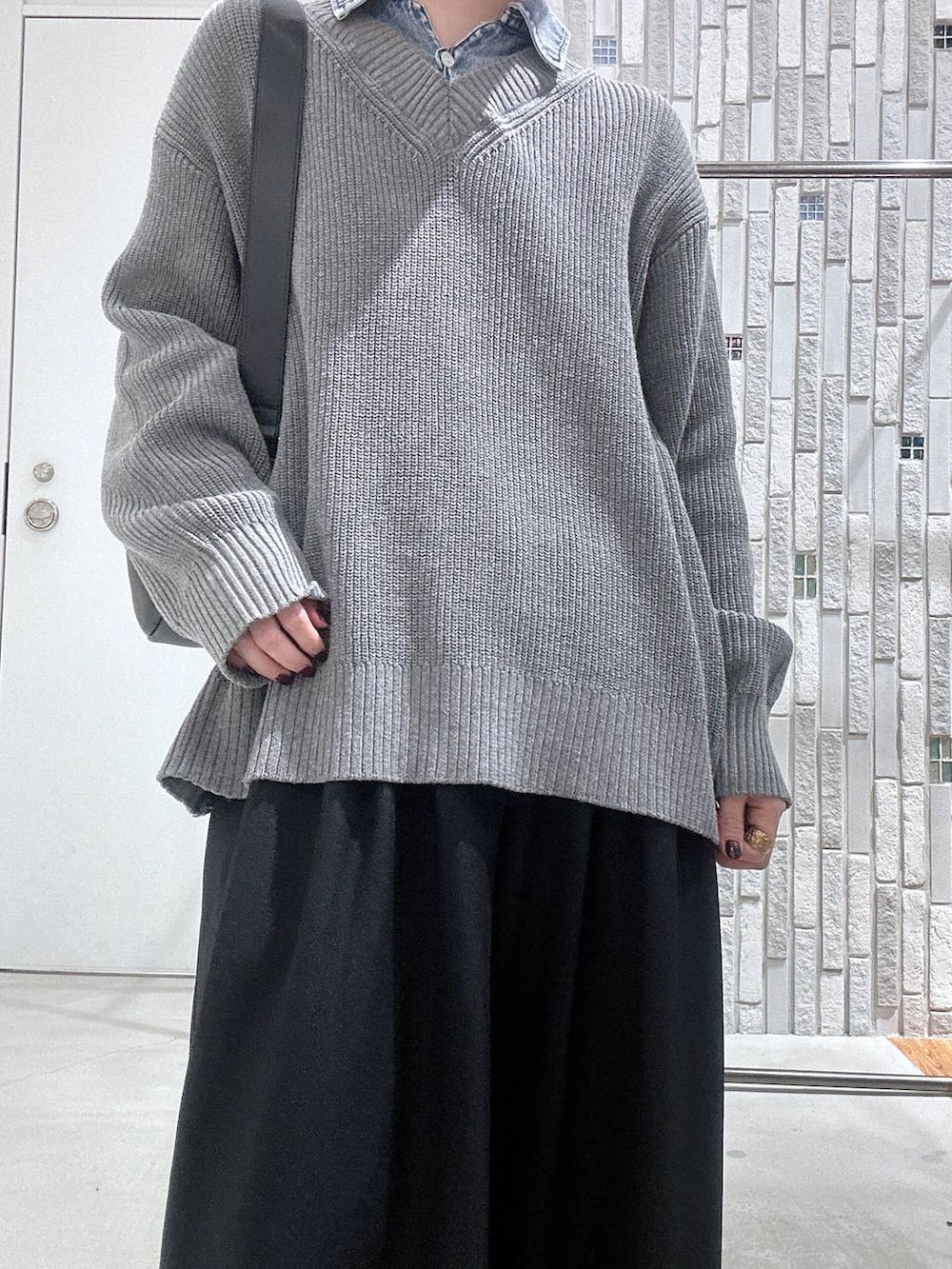 ブラック系のサンダル、ブラック系のショルダーバッグ、ブラック系のその他パンツを着用したレディースの冬コーディネートの5枚目の写真