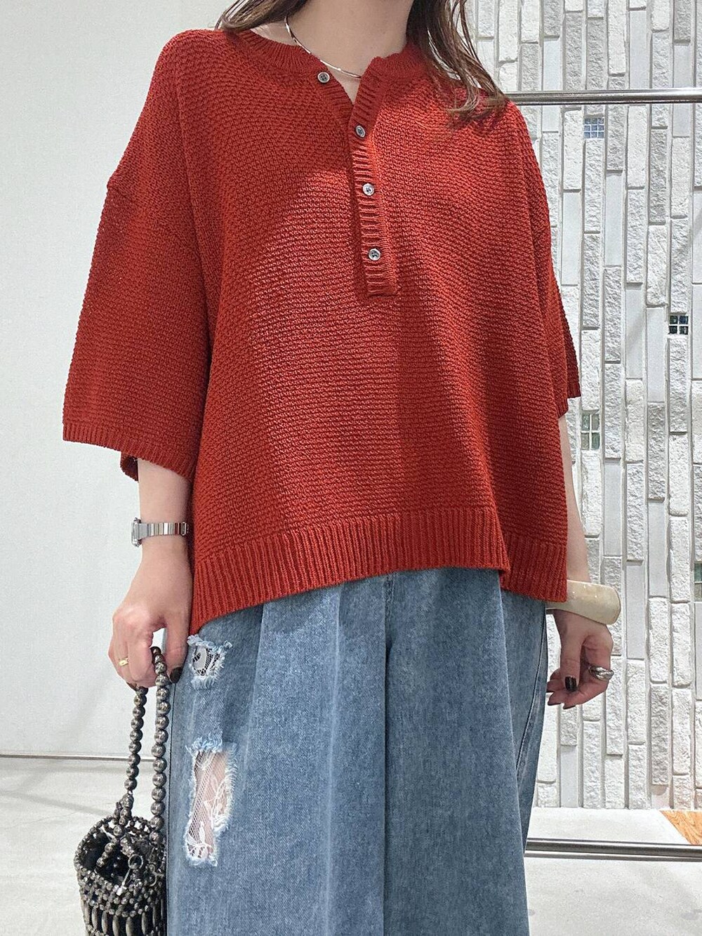 ブラウン系のサンダル、シルバー系のショルダーバッグ、ブルー系のデニムパンツを着用したレディースの夏コーディネートの5枚目の写真