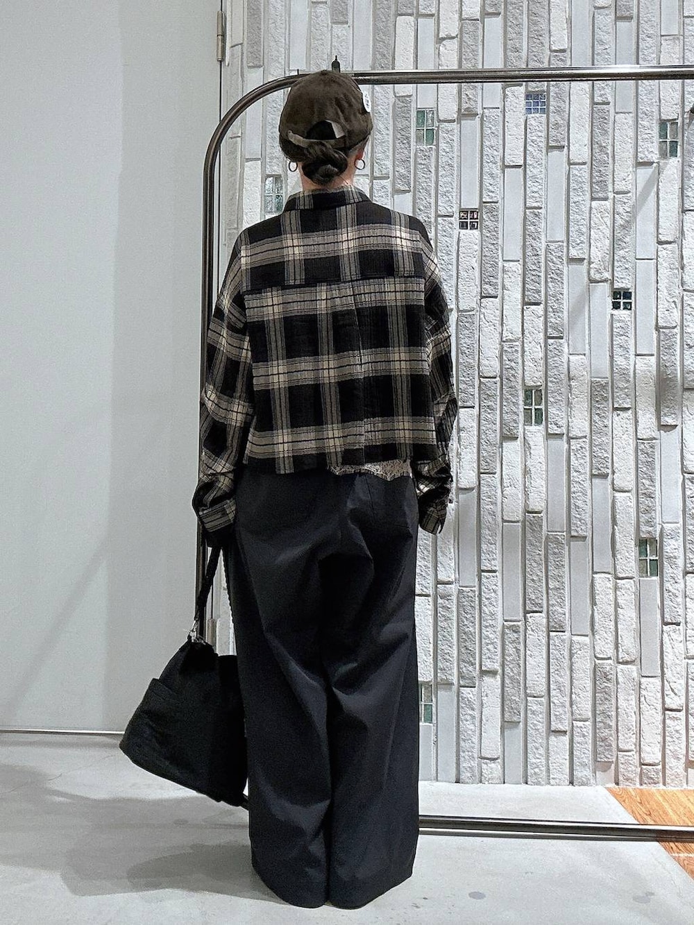 ブラック系のパンプス、ブラウン系のシャツ/ブラウス、ブラウン系のキャミソールを着用したレディースの秋コーディネートの4枚目の写真