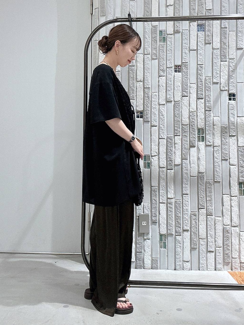 ブラック系のシャツ/ブラウス、ブラウン系のサンダル、ホワイト系のタンクトップを着用したレディースの夏コーディネートの3枚目の写真