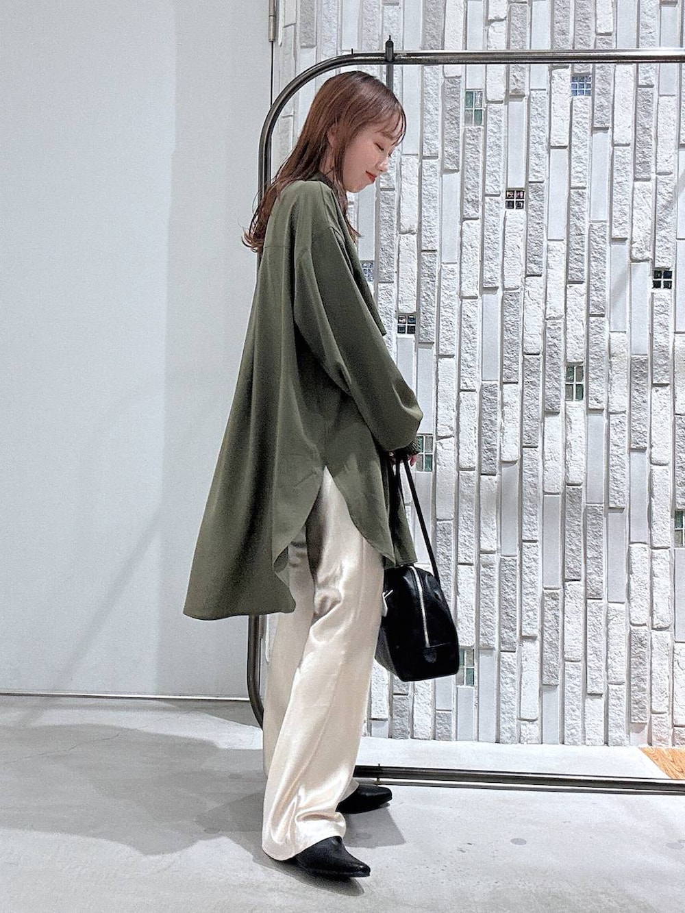 グリーン系のシャツ/ブラウス、ブラック系のボストンバッグ、ホワイト系のその他パンツを着用したレディースの春コーディネートの3枚目の写真