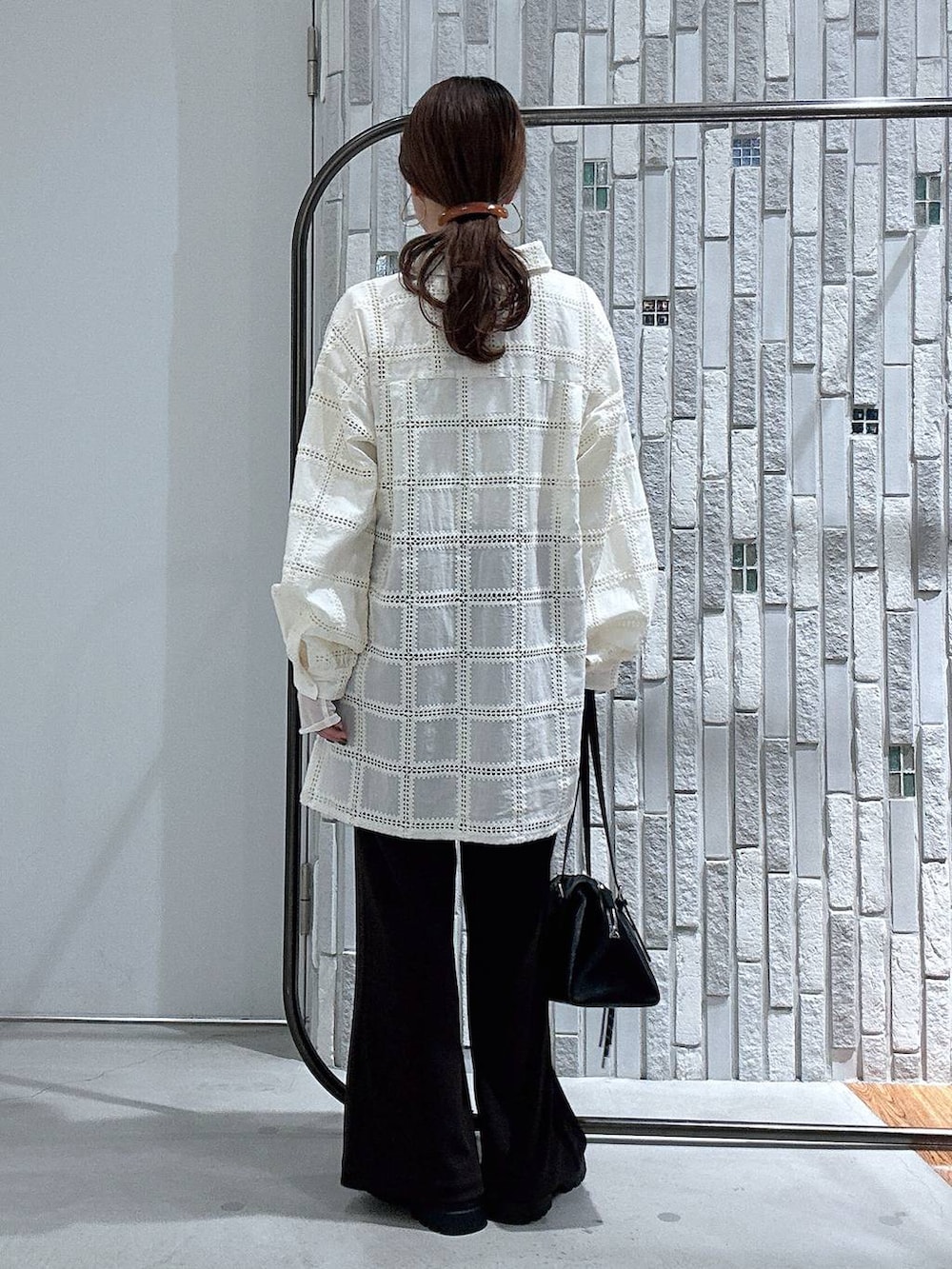 ホワイト系のTシャツ/カットソー、ブラック系のボストンバッグ、ブラック系のその他シューズを着用したレディースの春コーディネートの4枚目の写真