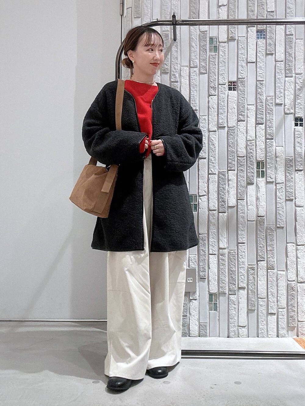 ホワイト系のその他パンツ、ブラウン系のショルダーバッグ、グレー系のその他アウターを着用したレディースの冬コーディネートの2枚目の写真