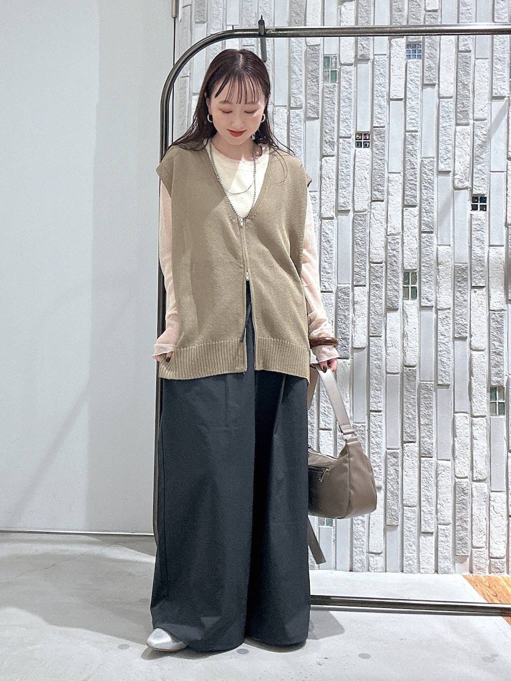 グレー系のその他パンツ、ブラウン系のショルダーバッグ、ホワイト系のTシャツ/カットソーを着用したレディースの春コーディネートの3枚目の写真