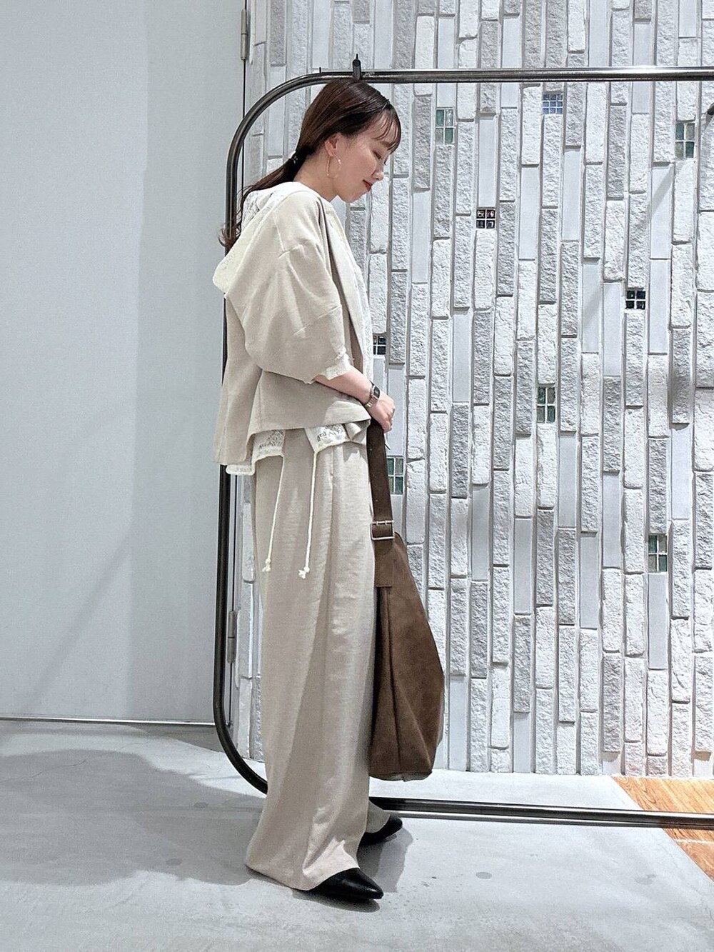 ベージュ系のその他パンツ、ベージュ系のテーラードジャケット、ブラウン系のショルダーバッグを着用したレディースの春コーディネートの3枚目の写真