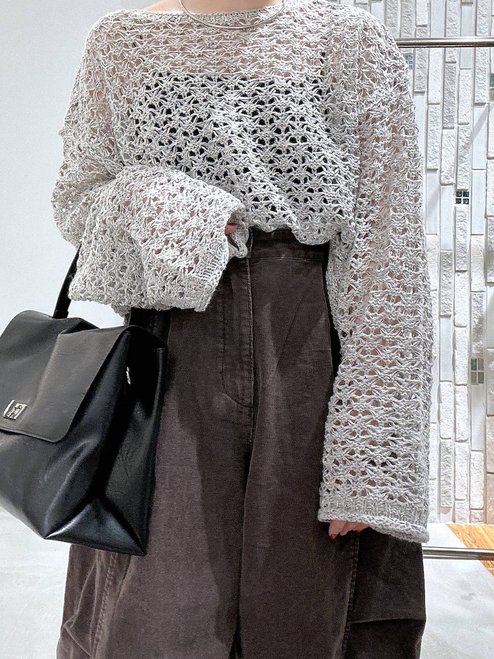 ブラウン系のその他パンツ、ブラック系のトートバッグ、ブラック系のローファーを着用したレディースの秋コーディネートの4枚目の写真